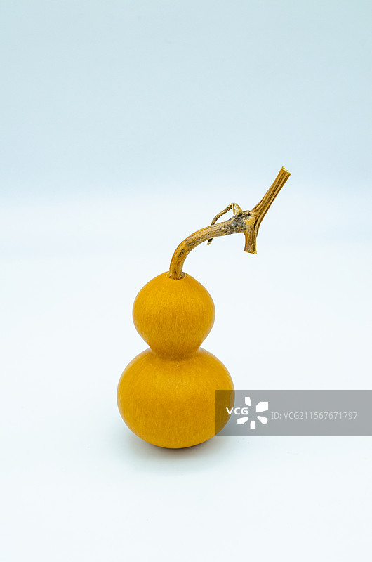中国文玩拍摄主题，一个黄色的手捻盘玩的文玩八宝葫芦和龙头龙须，室内无人影棚拍摄图像摄影图片素材