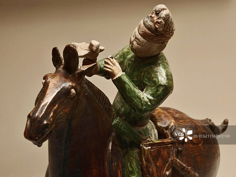 三彩绞釉陶狩猎骑俑  唐朝神龙二年1972年陕西乾县懿德太子墓出土 中国国家博物馆藏图片素材