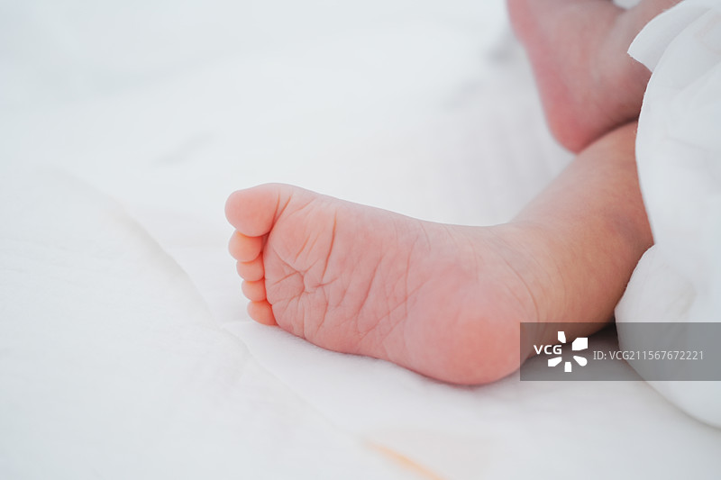 新生儿的小脚足部特写图片素材