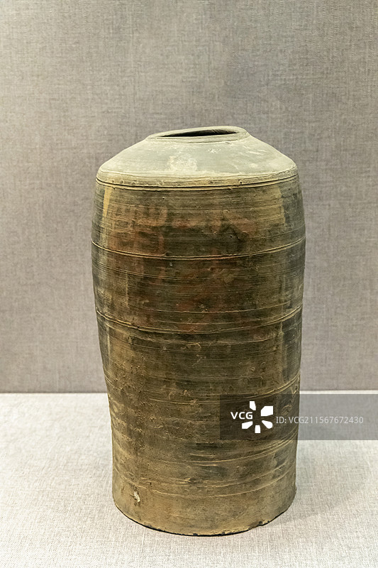 河南省洛阳博物馆“河洛文明展”：朱红隶书“小麦万石”灰陶仓（东汉，洛阳汉墓出土，洛阳博物馆藏）图片素材