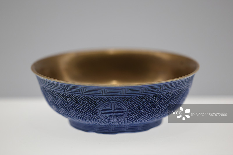 上海博物馆东馆展品--蓝釉剔雕寿字纹碗（清乾隆）图片素材