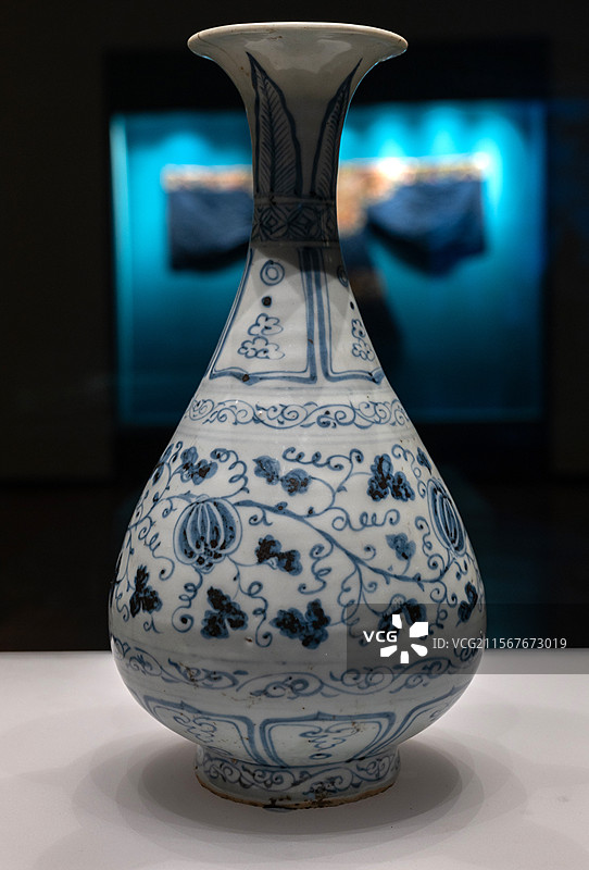 青花缠枝瓜果纹玉壶春瓶（一级文物） 元朝 济宁市任城区二十里铺出土 山东省济宁市博物馆-文化中心新馆图片素材