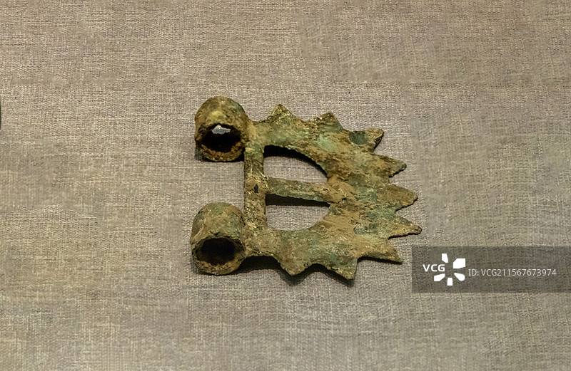 河南省洛阳博物馆“河洛文明展”：铜钺（汉代，洛阳市环保局宿舍楼C1M2669：9出土，洛阳博物馆藏）图片素材