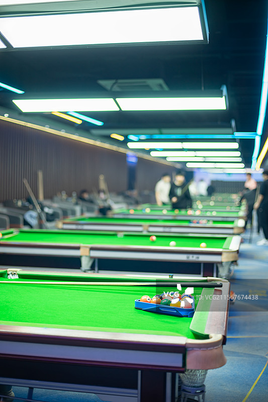 中国休闲娱乐拍摄主题，台球厅打台球的台球桌桌球用盒子摆球和背景打球的顾客，室内图像摄影图片素材