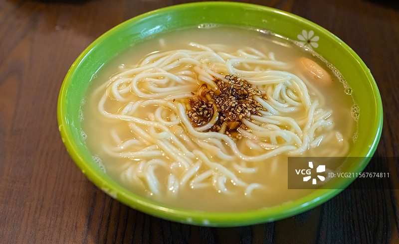 中国餐饮行业饮食产业，传统经典中国食品，美食拍摄主题，一碗拉面素面美食特写，室内无人图像图片素材