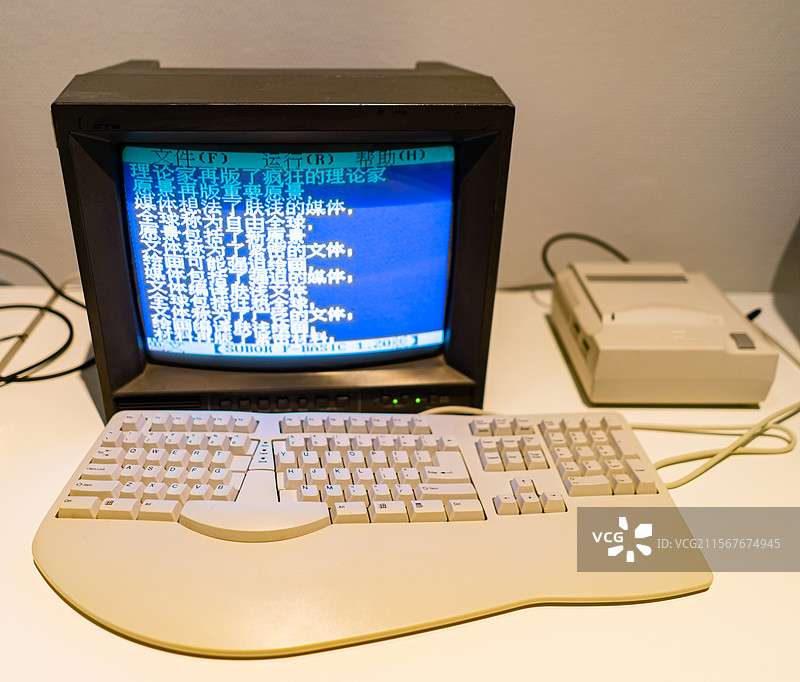 中国山东济南美术馆博物馆双年展传统科技设备用品，复古的小霸王学习机和电脑计算机，室内无人图像摄影图片素材