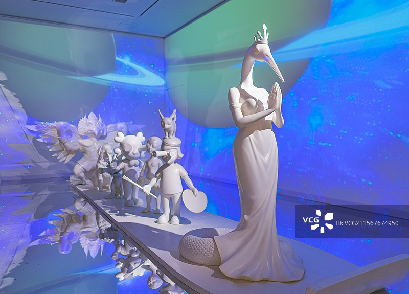 中国艺术文化和娱乐拍摄主题，山东济南美术馆博物馆双年展和特展，人类动物结合的石膏雕像，室内图像摄影图片素材