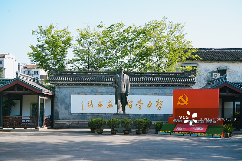 周恩来铜像  周恩来手书“努力学习 精益求精” 浙江省绍兴市周恩来纪念广场图片素材