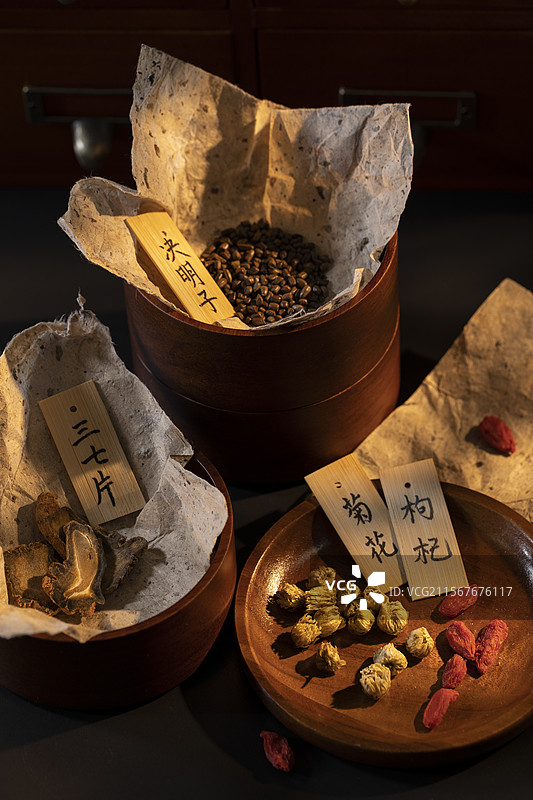 清肝明目降压中药配方：决明子、菊花、枸杞和三七片图片素材