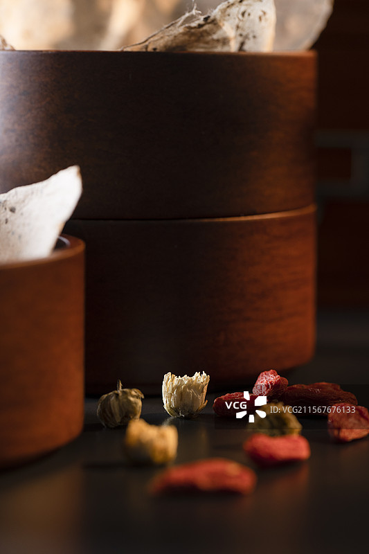 养生中药配方：菊花和枸杞图片素材