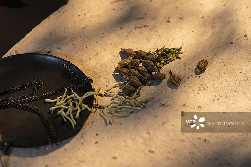 养生中药配方：金银花、连翘和莲子心图片素材