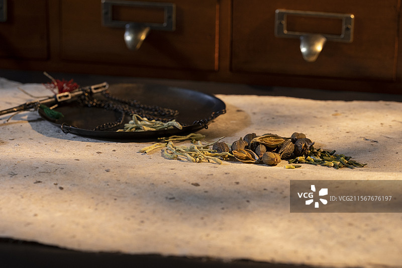 养生中药配方：金银花、连翘和莲子心特写图片素材