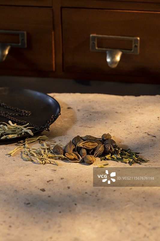 养生中药配方：金银花、连翘和莲子心特写图片素材