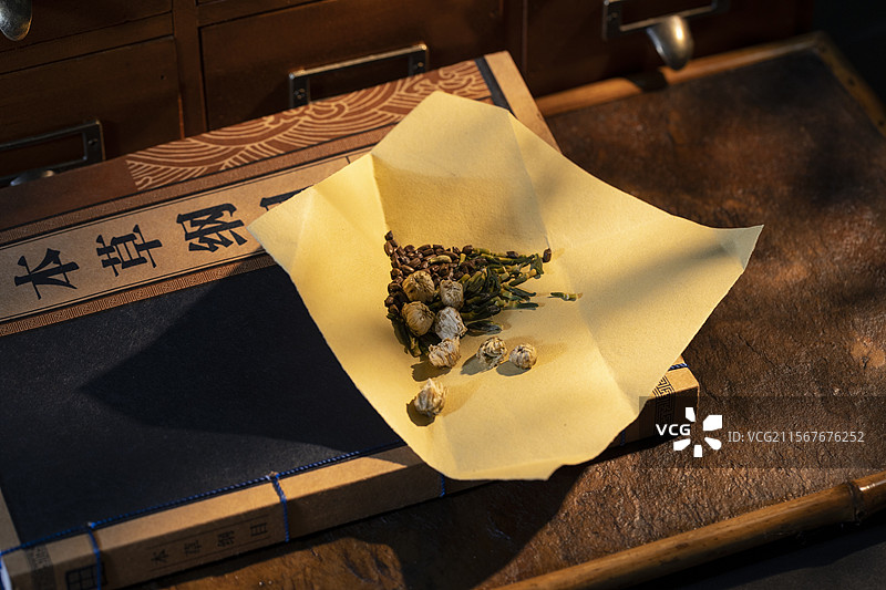 养生中药配方：菊花、决明子和莲子心图片素材