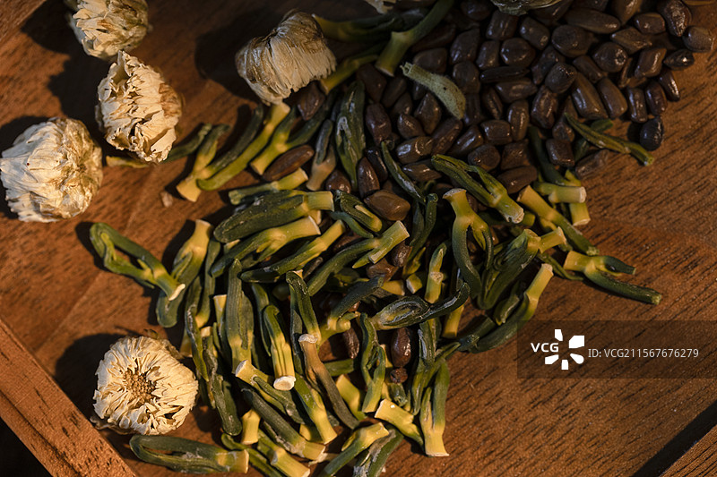 养生中药配方：菊花、决明子和莲子心图片素材