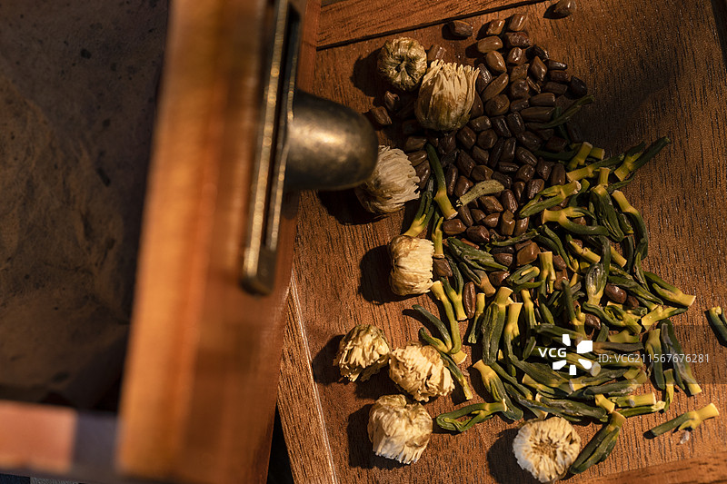 养生中药配方：菊花、决明子和莲子心图片素材