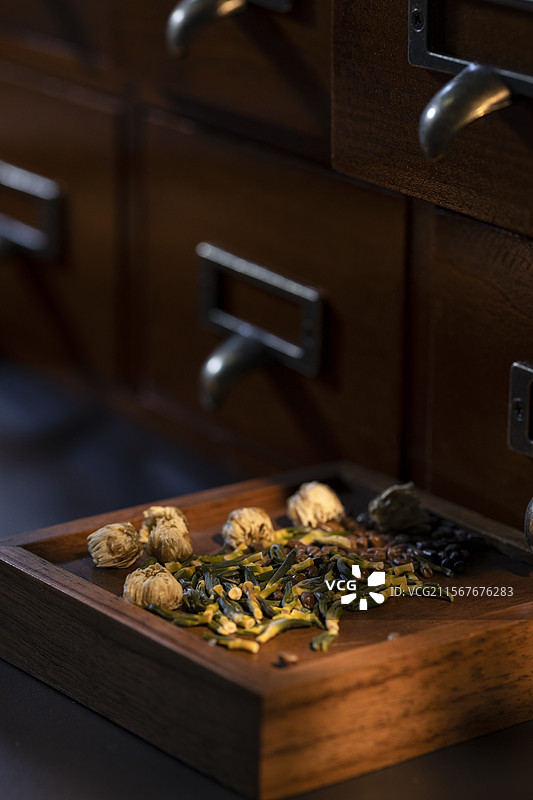 缓解眼疲劳中药配方：菊花、决明子和莲子心图片素材