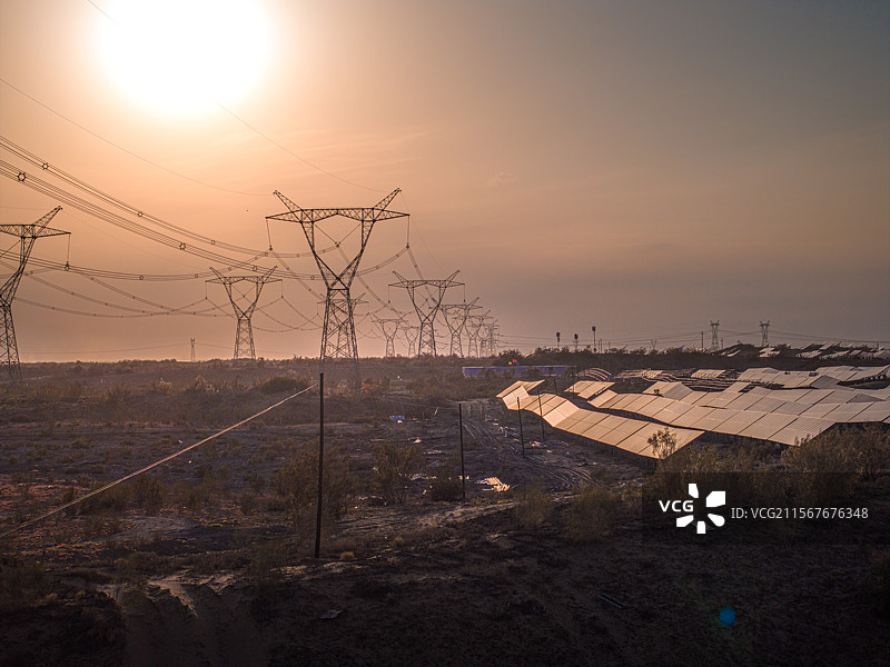 沙漠光伏板 古尔班通古特沙漠 电力铁塔 落日图片素材