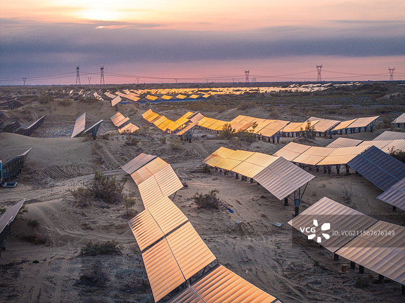 沙漠光伏板 古尔班通古特沙漠 电力铁塔 落日图片素材