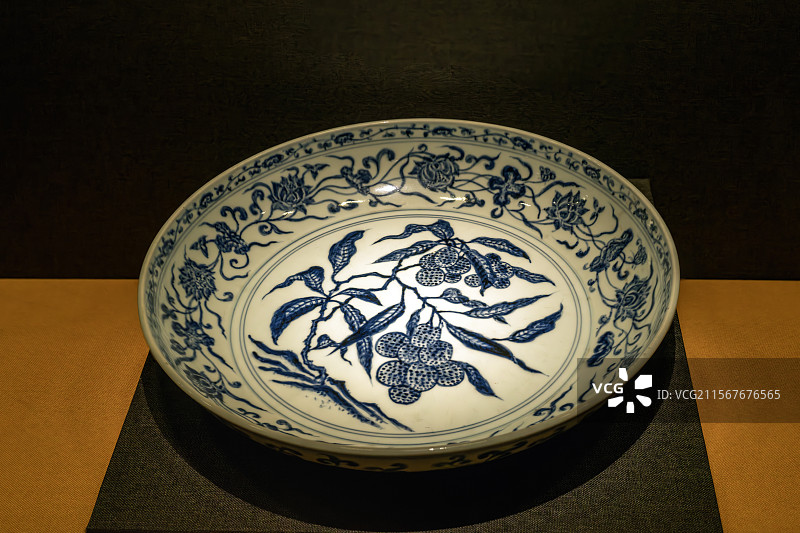 南京博物院藏 明 永乐 青花 荔枝纹盘图片素材