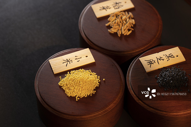 中药材小米、黑芝麻和稻芽图片素材