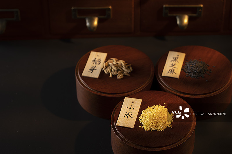 中药材小米、黑芝麻和稻芽图片素材
