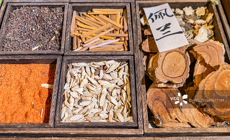 中国传统文化宗教用品拍摄主题，中医香囊货摊上各种各样的中医药材，室内无人图像摄影图片素材