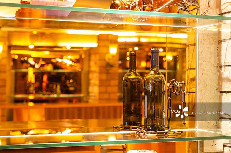 酒吧酒架上的葡萄酒图片素材