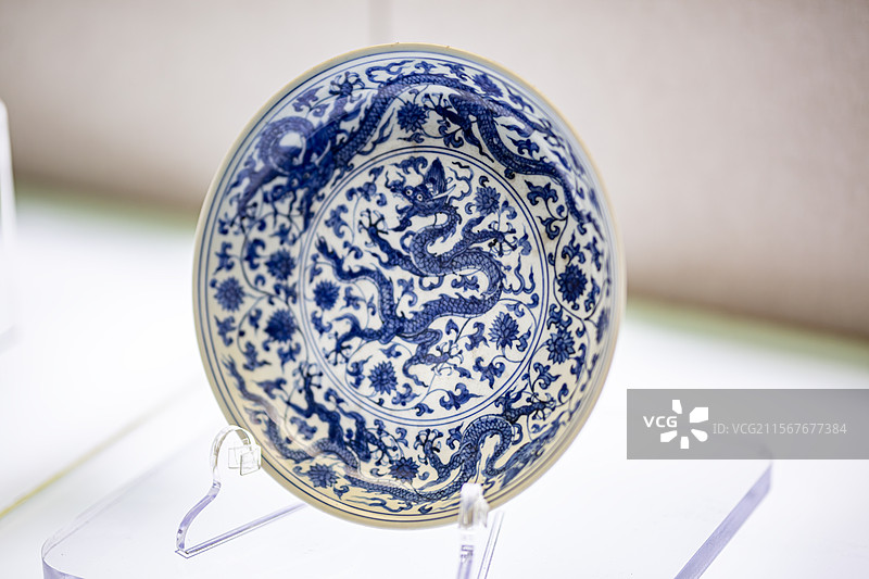 瓷器天津博物馆藏明正德款青花龙穿花纹盘图片素材