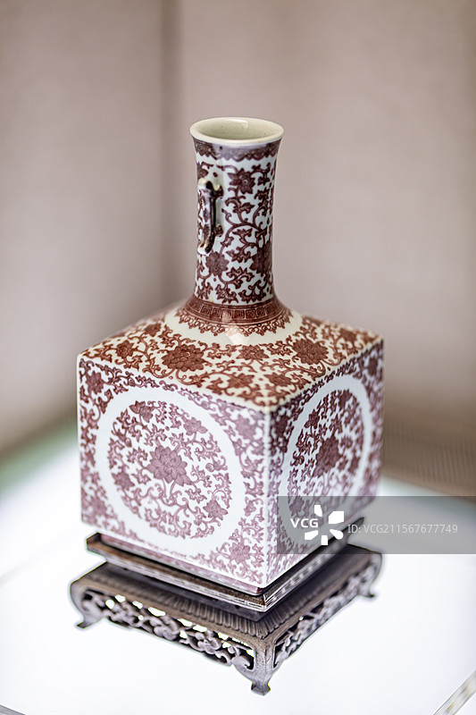 瓷器天津博物馆藏清乾隆款釉里红折枝莲纹戟耳方瓶图片素材