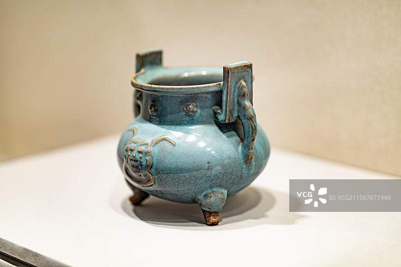 瓷器天津博物馆藏元钧窑天青釉塑铺首四耳三足炉图片素材