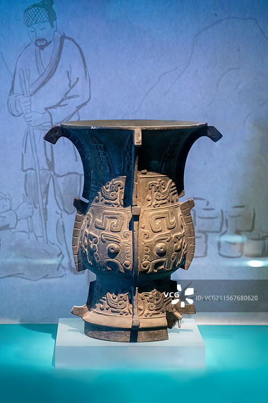 大同博物馆分馆古代铜造艺术博物馆藏明代凤鸟蕉叶纹出戟铜尊图片素材