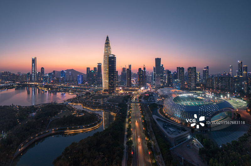 深圳后海商业中心区在蓝调时刻的城市风光图片素材
