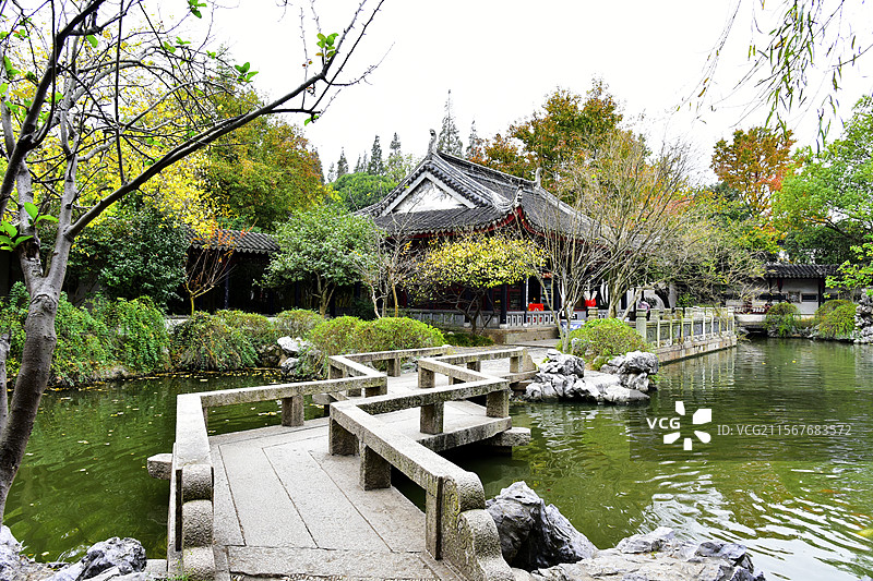 江苏省苏州同里古镇园林石桥池塘古建筑亭子图片素材