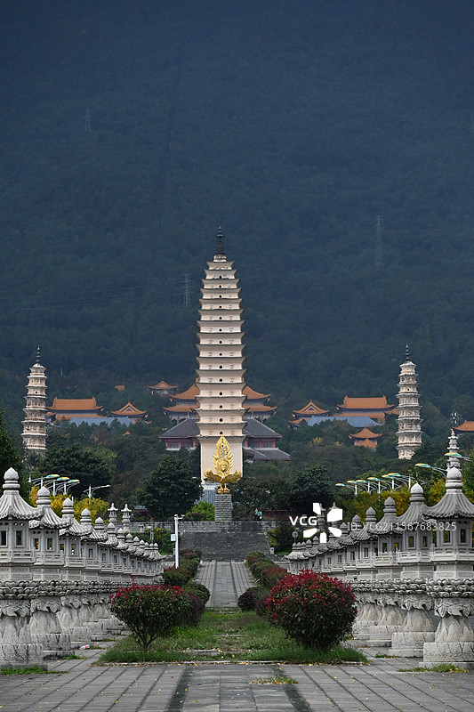 崇圣寺三塔与金乌竖构图图片素材