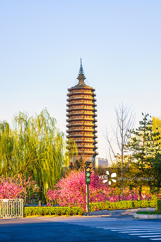 北京通州地标：燃灯塔春日风光（摄于西海子公园）图片素材