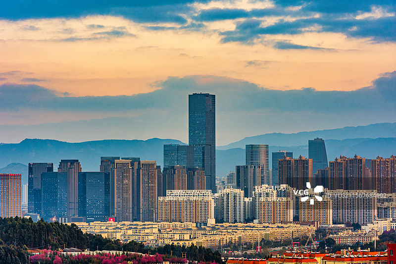 昆明市呈贡区CBD天际线：七彩云南第壹城图片素材