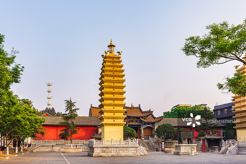 云南昆明官渡古镇：妙湛寺双塔之西塔图片素材
