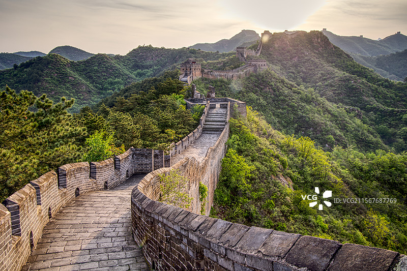 金山岭长城日出：晨曦洒落在古老巨龙之上的震撼瞬间图片素材