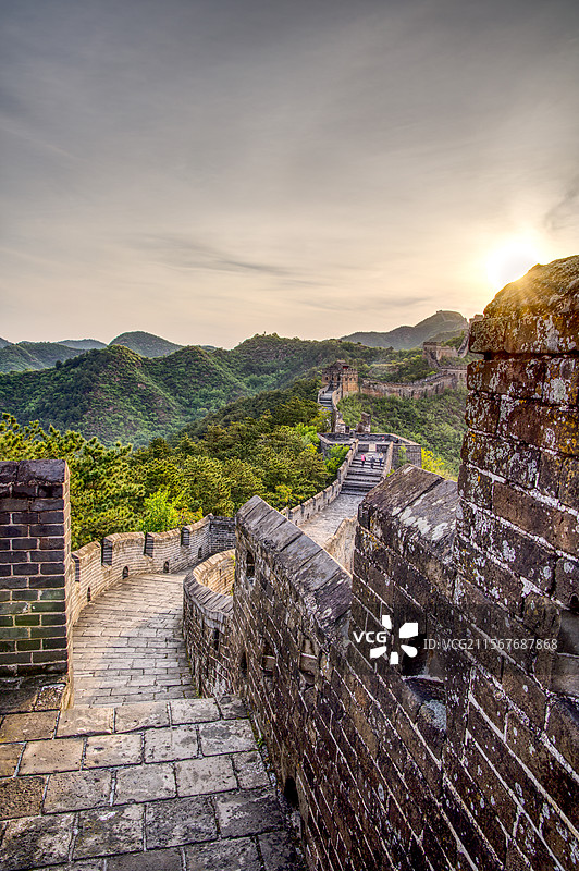 承德金山岭长城：日出时分的金色光辉与蜿蜒山势相映成辉图片素材