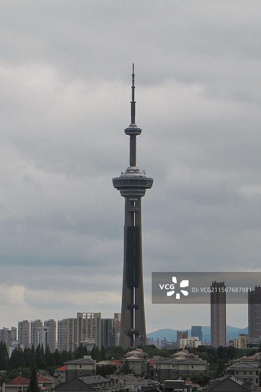 风起云涌天空下的电视塔图片素材