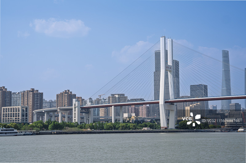 蓝天下的上海南浦大桥和城市天际线图片素材