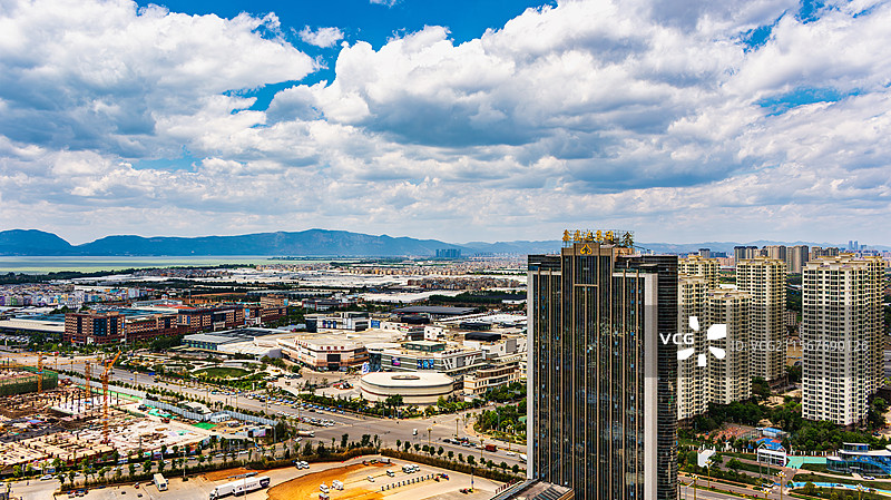 从斗南眺望昆明市城市天际线图片素材