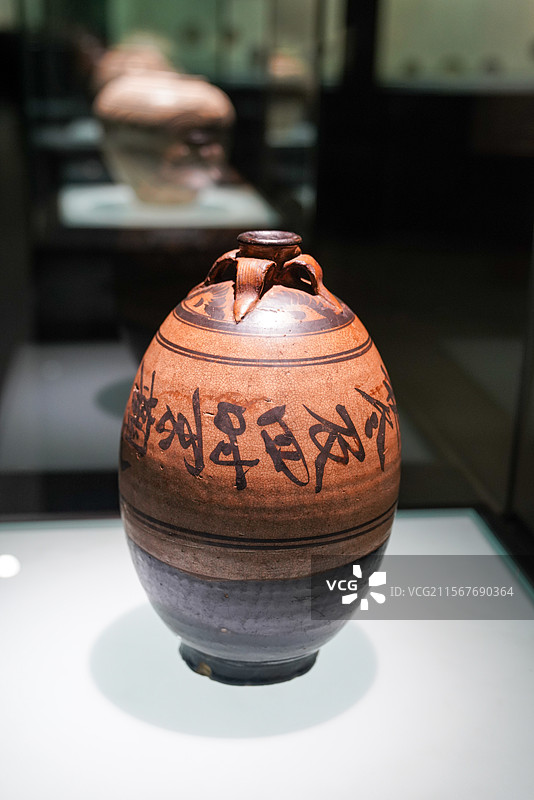 河北省 磁县 磁州窑博物馆 “黑与白的艺术”  元代 白地题诗文四系瓶图片素材