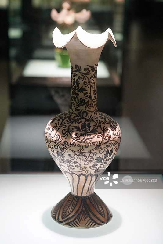 河北省 磁县 磁州窑博物馆 “黑与白的艺术”  金代 白地黑花缠枝芍药纹花口瓶图片素材