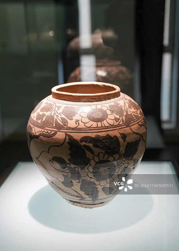 河北省 磁县 磁州窑博物馆 “黑与白的艺术”  元代 白地黑花花卉纹罐图片素材