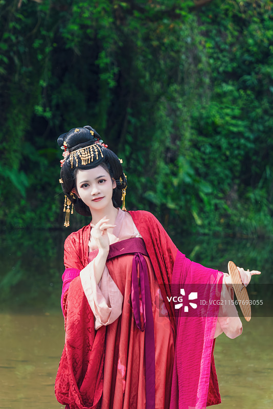 甜美的古风佳人红色汉服美丽肖像图片素材