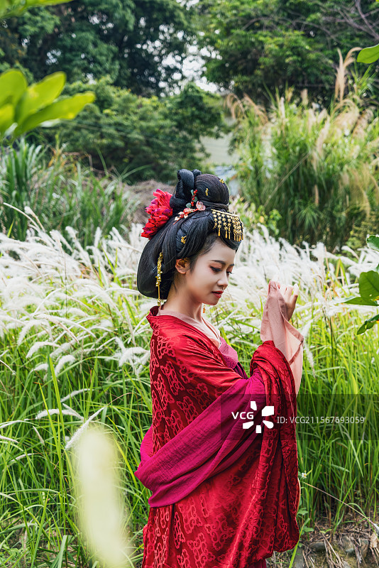 甜美的古风佳人红色汉服美丽肖像图片素材