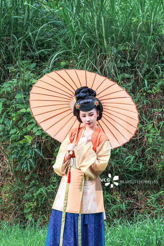 古装仕女持伞游园雅集图图片素材