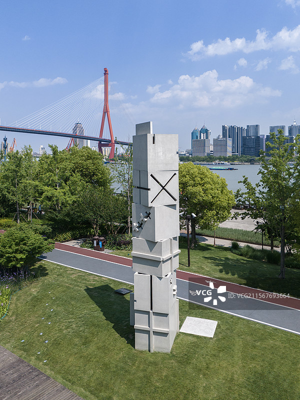 上海杨浦滨江绿之丘户外公共艺术雕塑光塔建筑图片素材